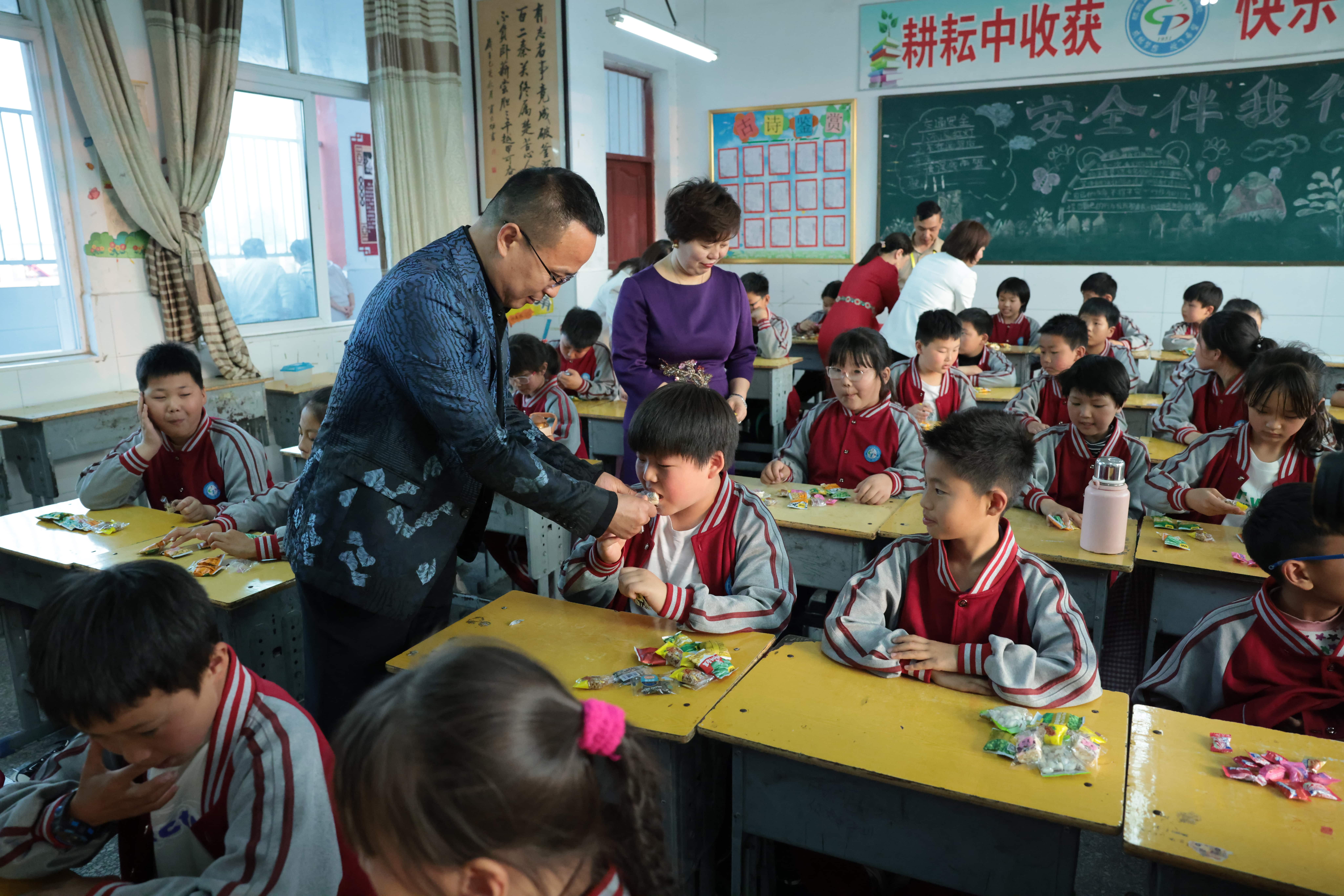 在爱意的“双向奔赴”中丨第249所AK官方网页版公益学校揭牌