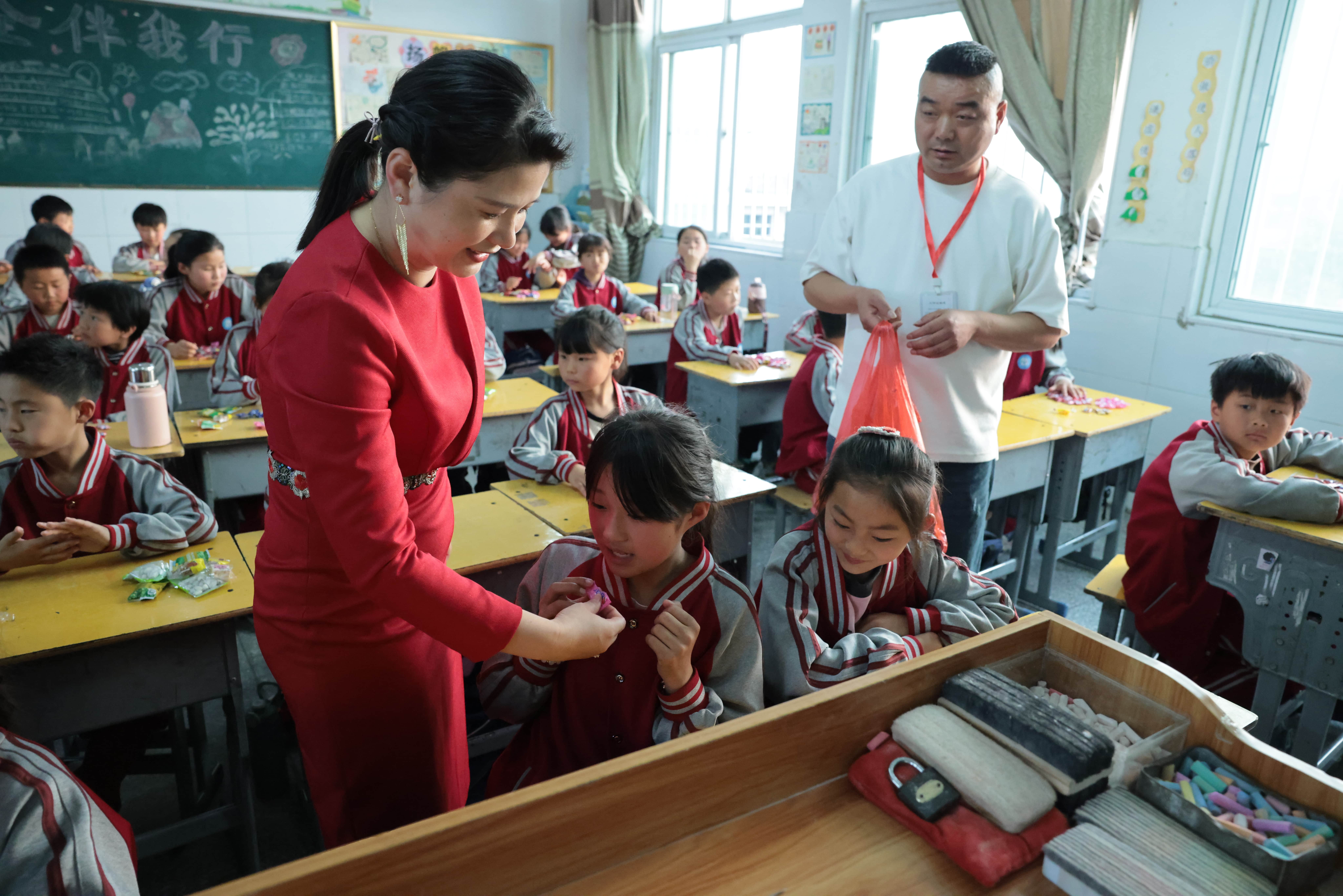 在爱意的“双向奔赴”中丨第249所AK官方网页版公益学校揭牌